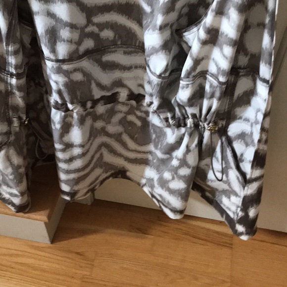 Chico’s polyester spandex animal print jacket size 2 ZENERGY - Picture 4 of 7